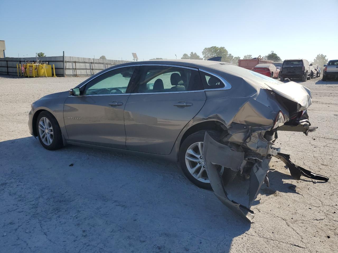 2017 Chevrolet Malibu Lt - Image 2