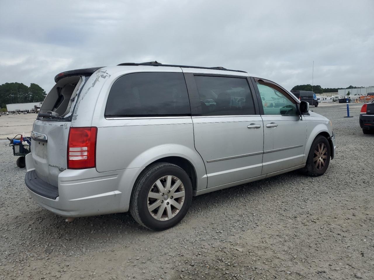2009 Chrysler Town & Country Touring - Image 3
