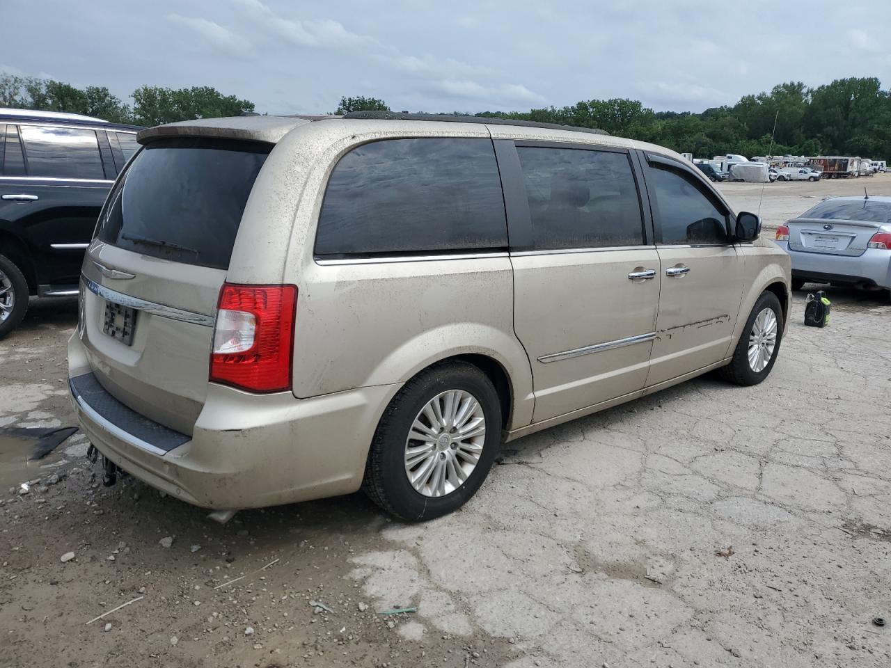 2013 Chrysler Town & Country Touring L - Фото 3