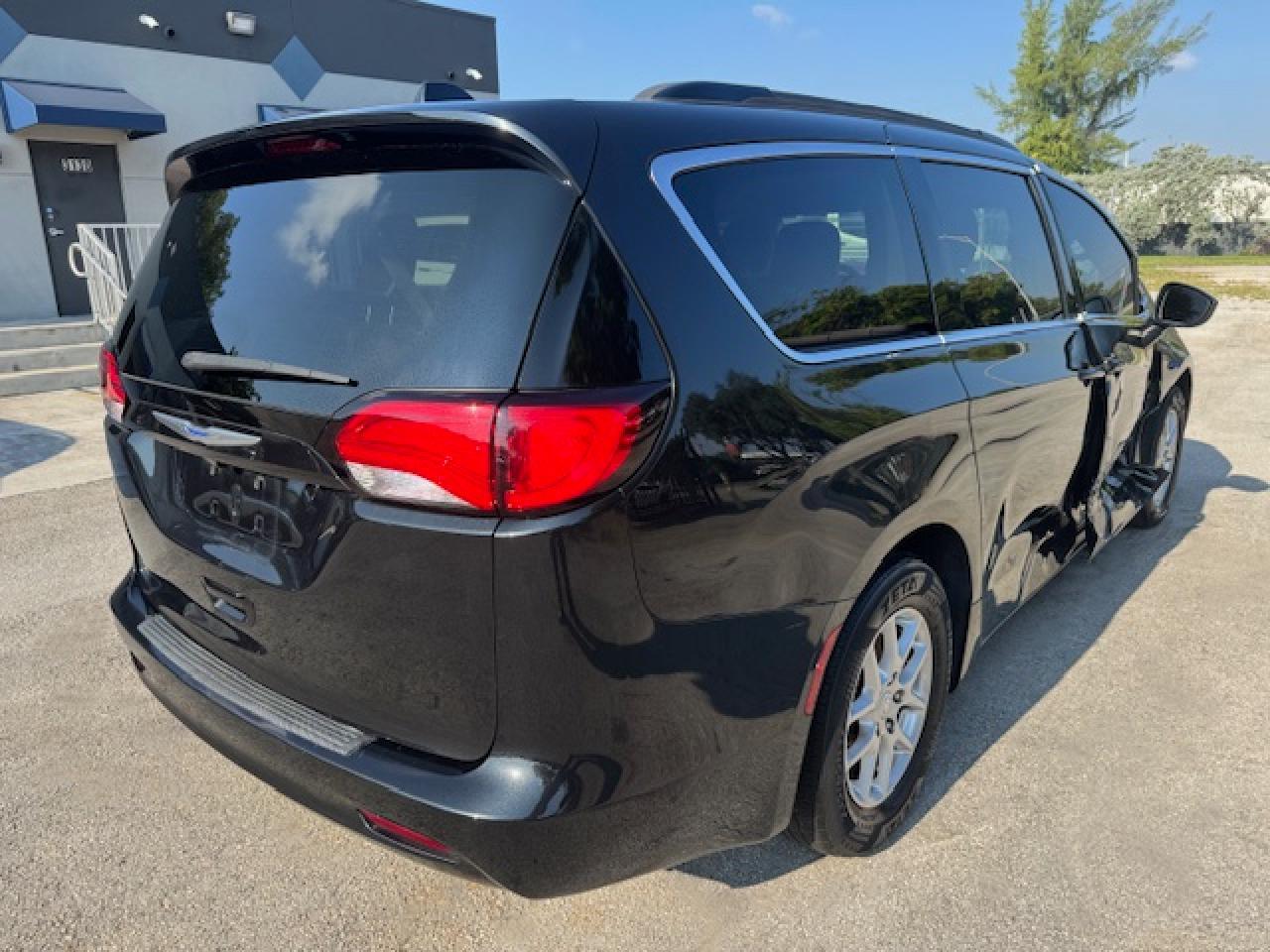 2020 Chrysler Voyager Lxi - Фото 3