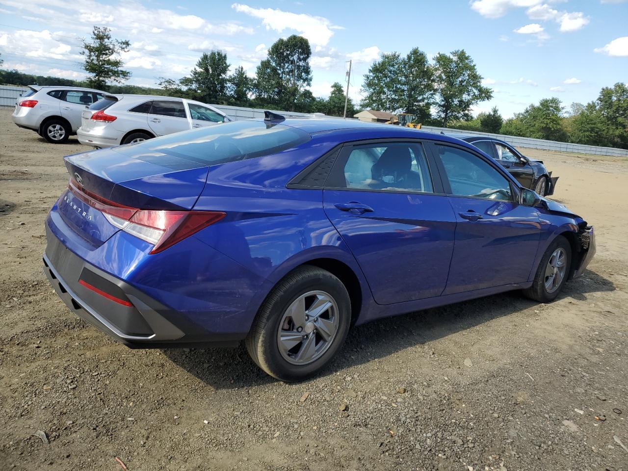 2024 Hyundai Elantra Se - Image 3