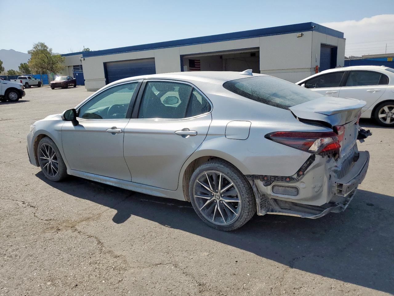 2021 Toyota Camry Se - Фото 2