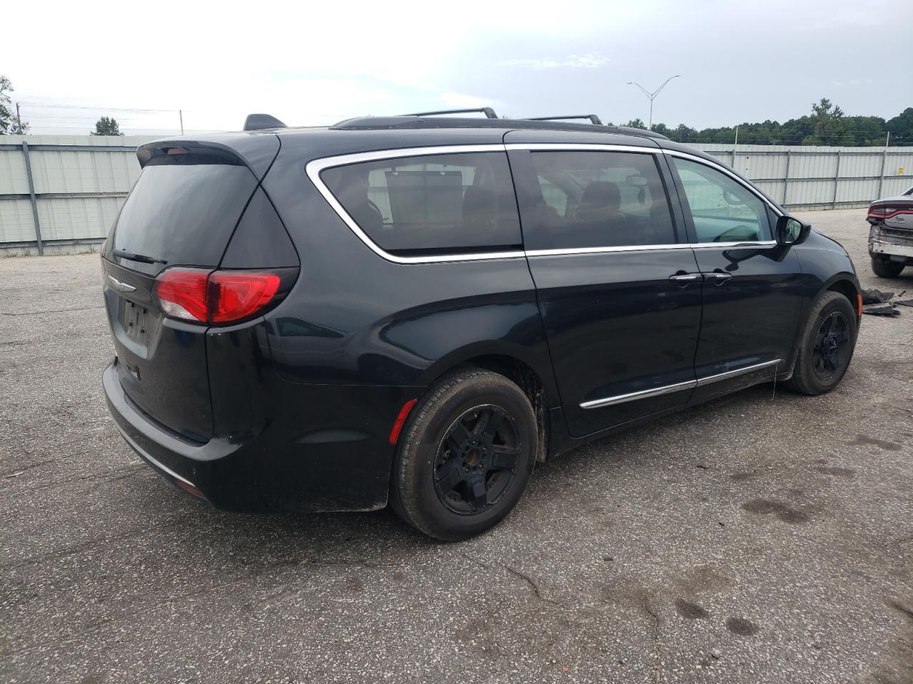 2017 Chrysler Pacifica Touring L - Фото 3