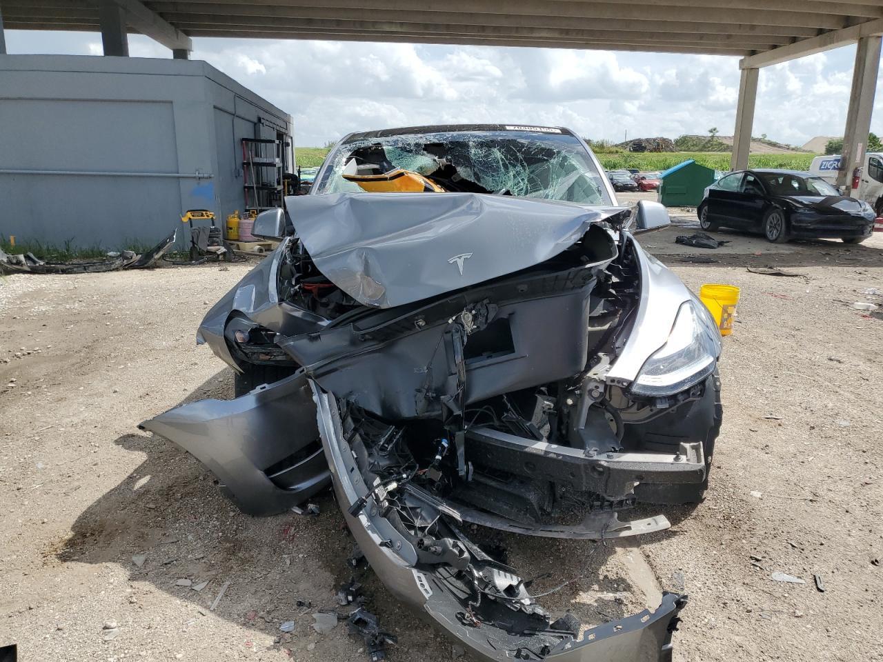 2025 Tesla Model Y - Фото 5