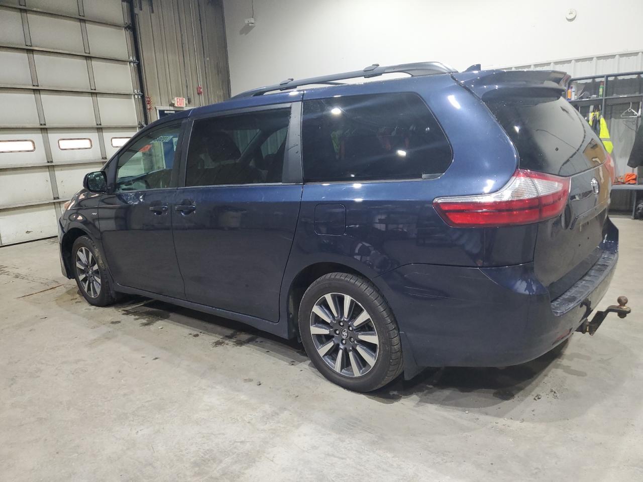 2018 Toyota Sienna Le 7-Passenger - Фото 2