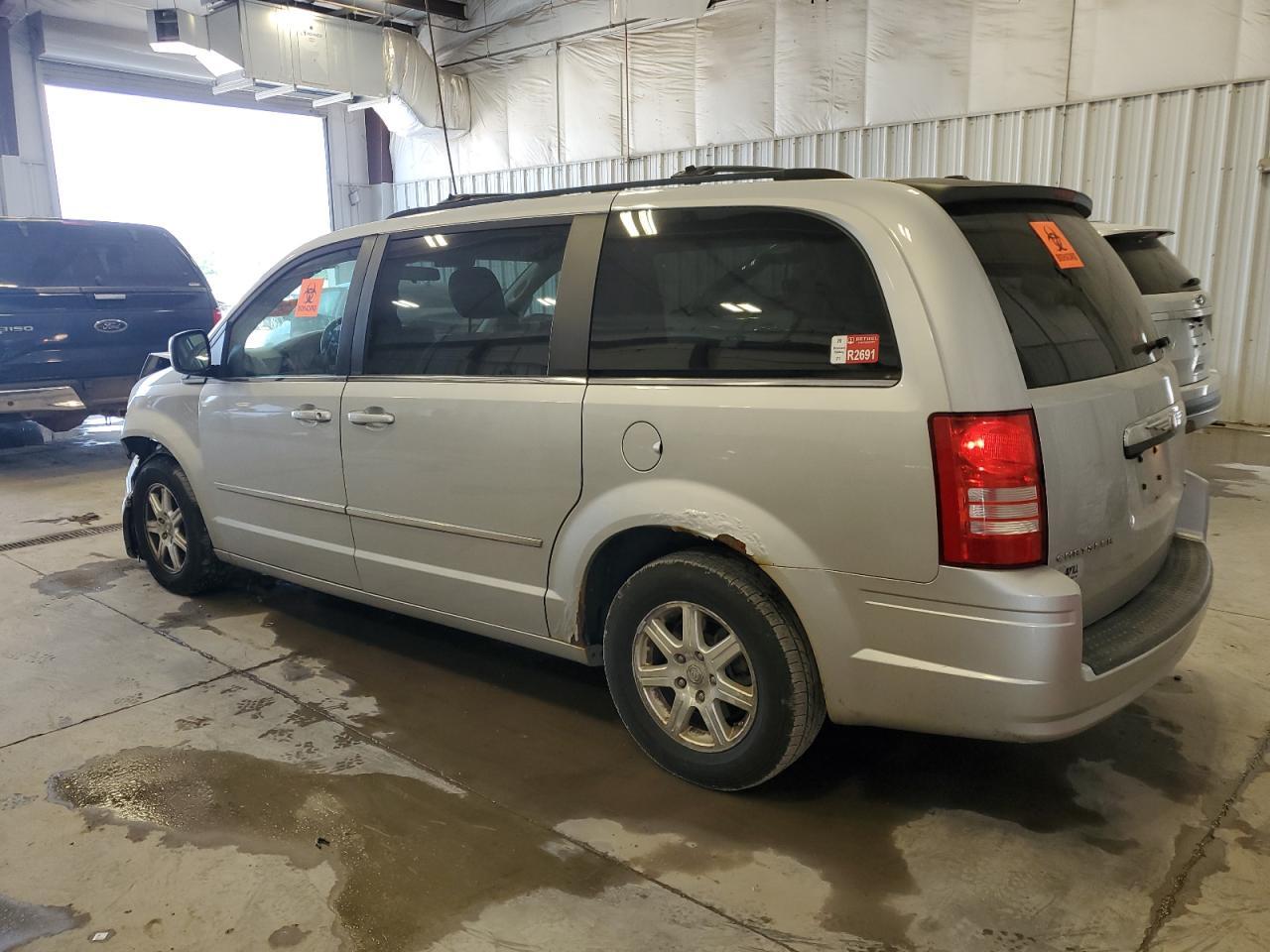 2009 Chrysler Town & Country Touring - Фото 2