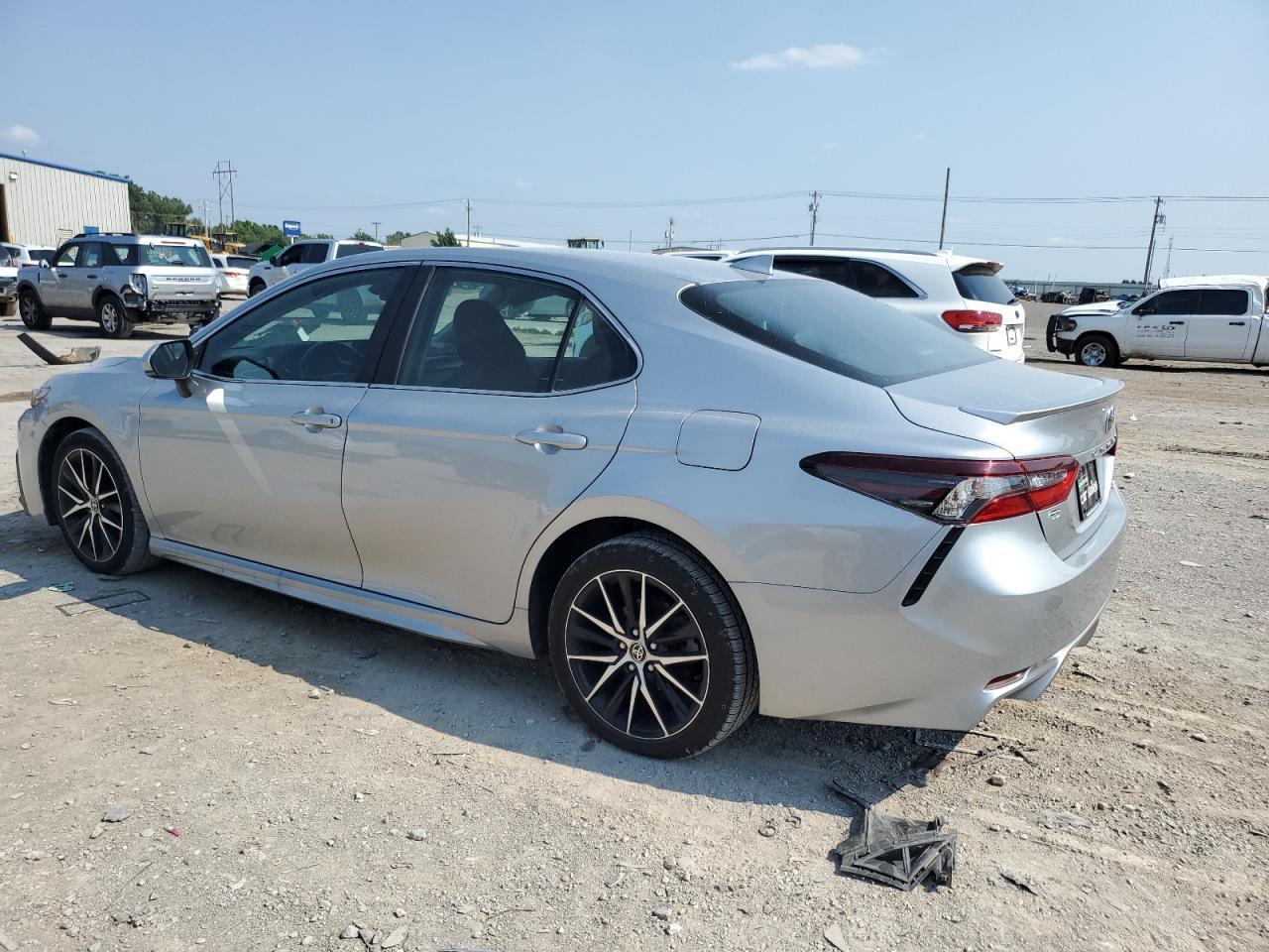 2022 Toyota Camry Se - Фото 2