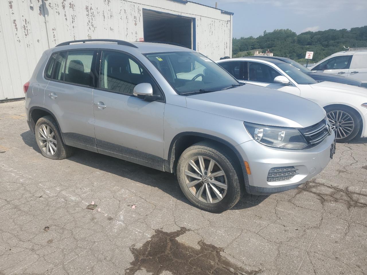 2017 Volkswagen Tiguan S - Фото 4