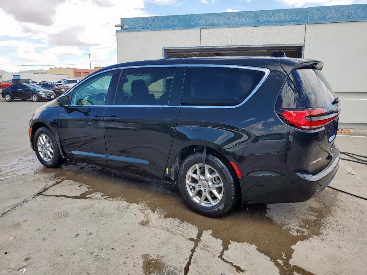 2023 Chrysler Pacifica Touring L - Фото 2