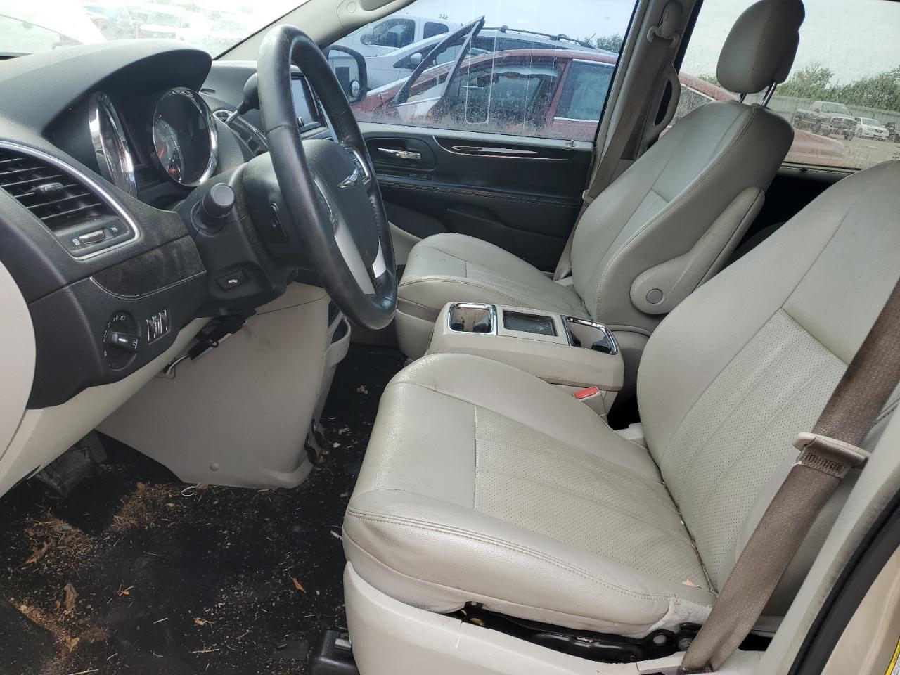 2013 Chrysler Town & Country Touring L - Фото 7