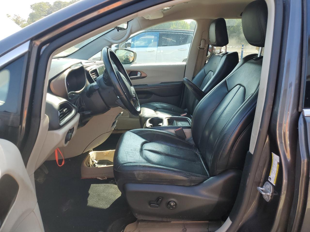 2018 Chrysler Pacifica Touring L - Image 7