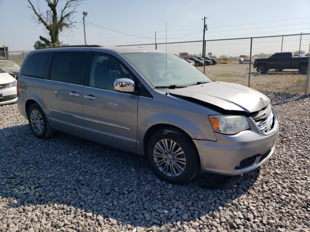 2014 Chrysler Town & Country Touring L - Фото 4