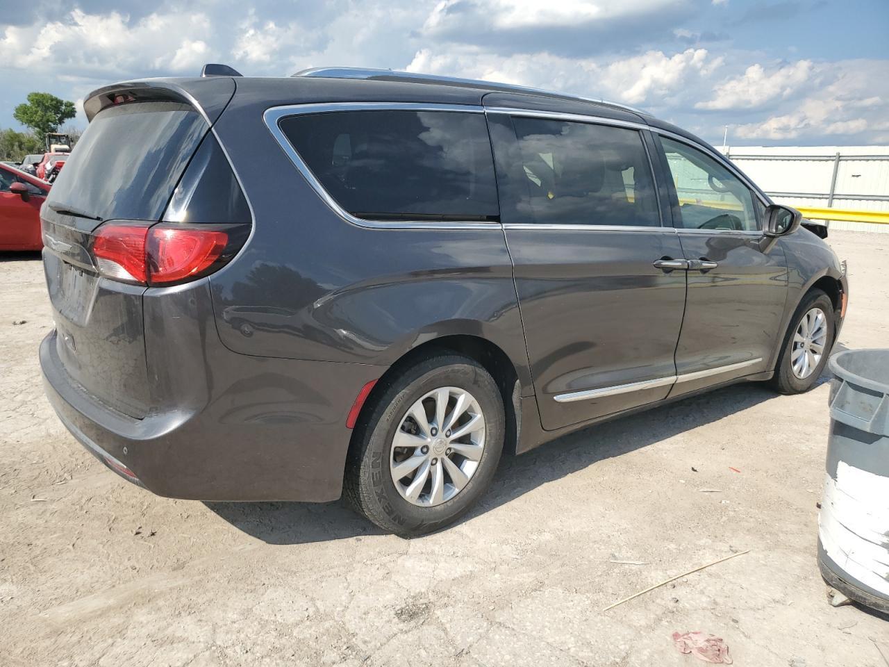 2018 Chrysler Pacifica Touring L - Фото 3