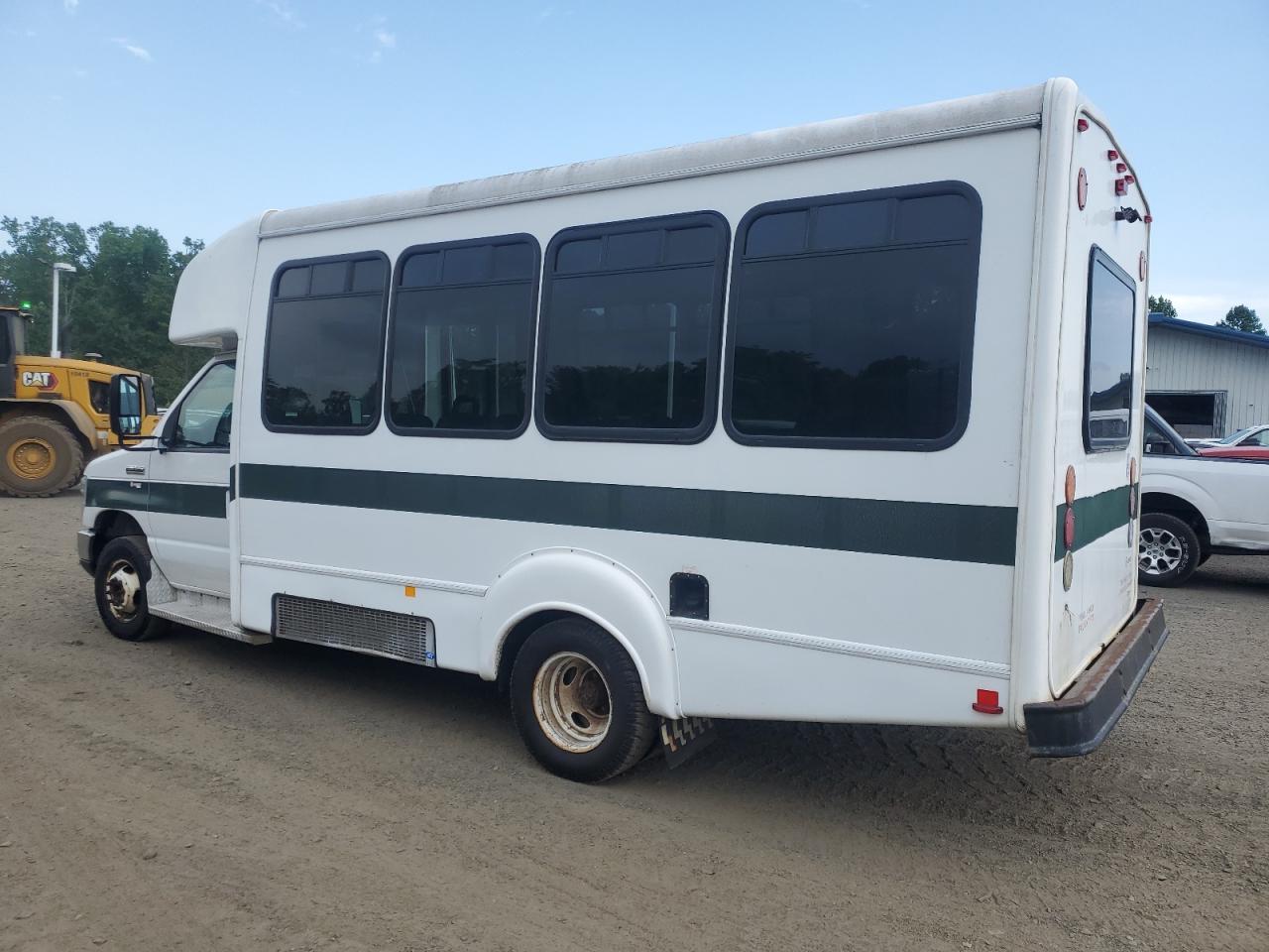 2017 Ford Econoline E350 Super Duty Cutaway Van - Фото 2