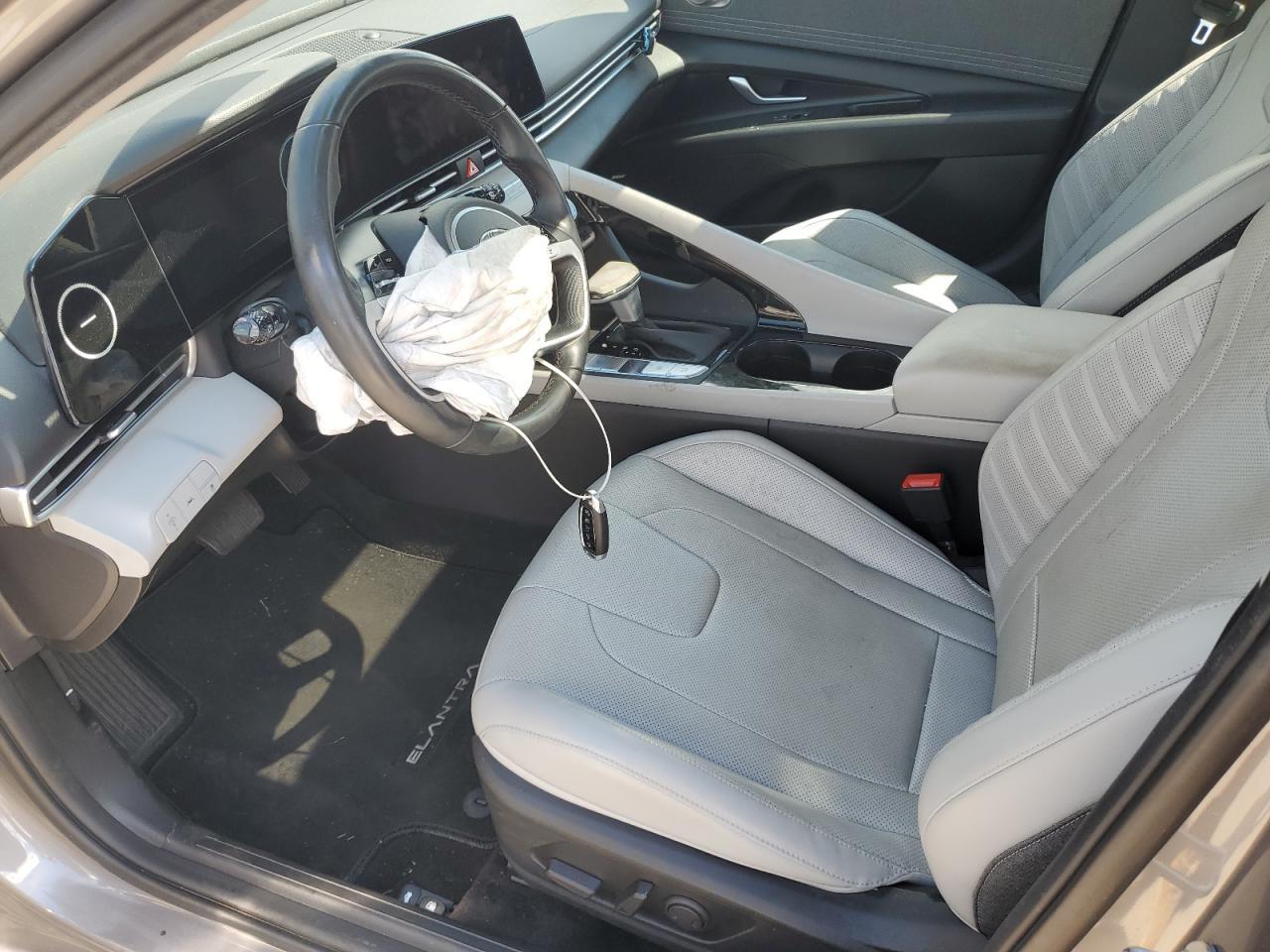 2022 Hyundai Elantra Limited - Image 7