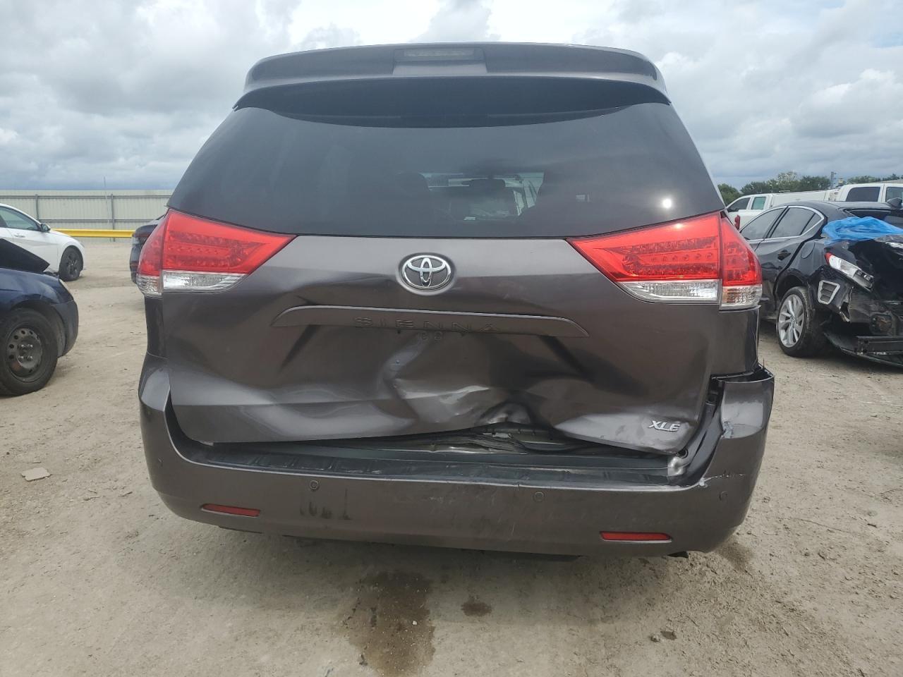 2013 Toyota Sienna Xle - Фото 6