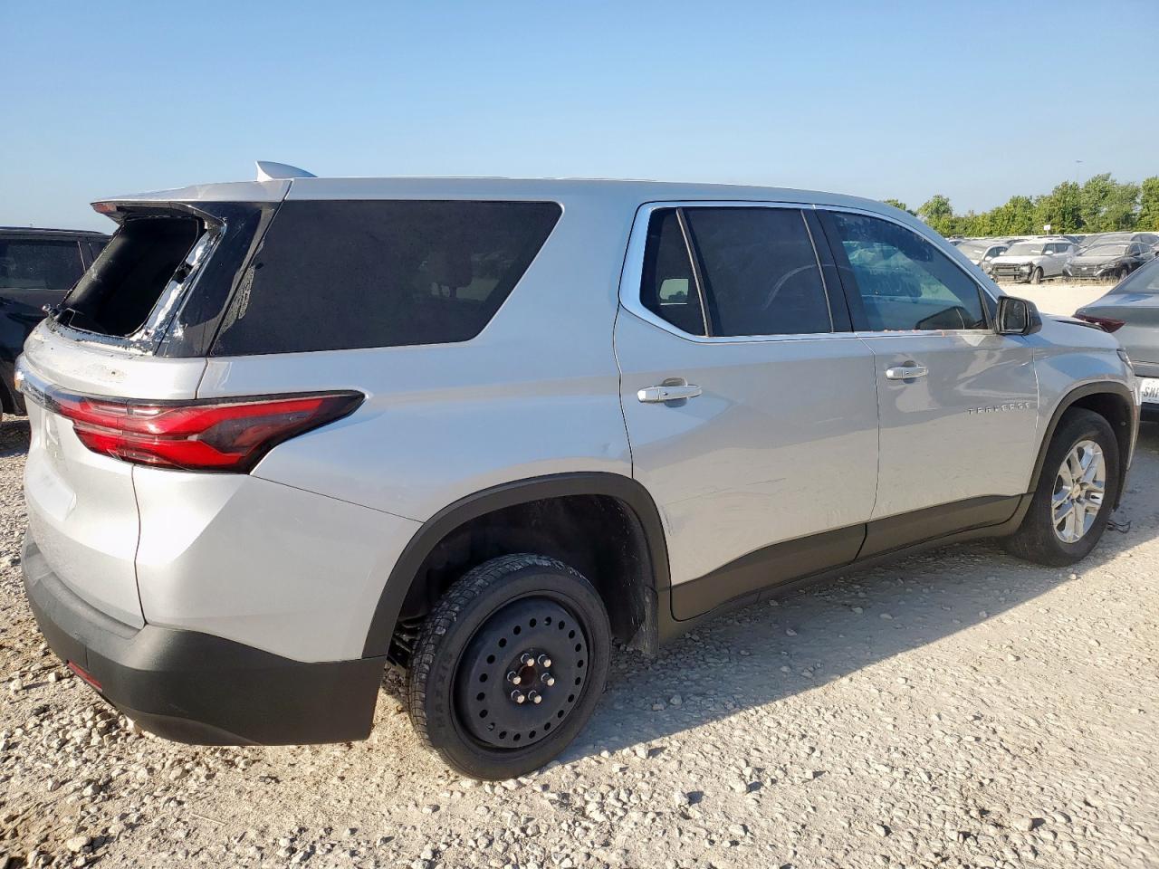 2022 Chevrolet Traverse Ls - Фото 3