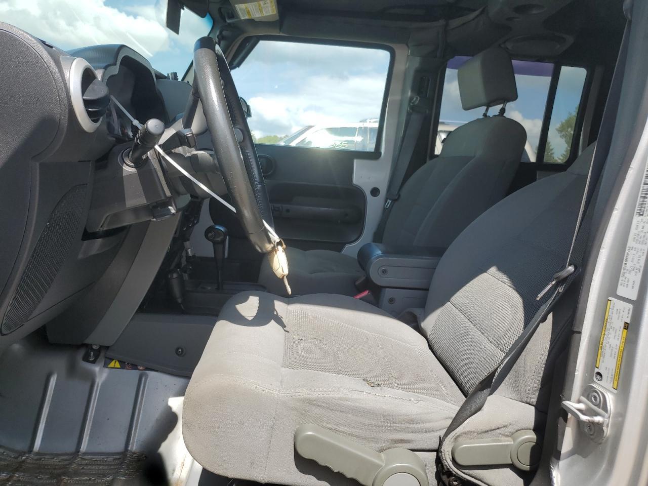 2009 Jeep Wrangler Unlimited Sahara - Image 7