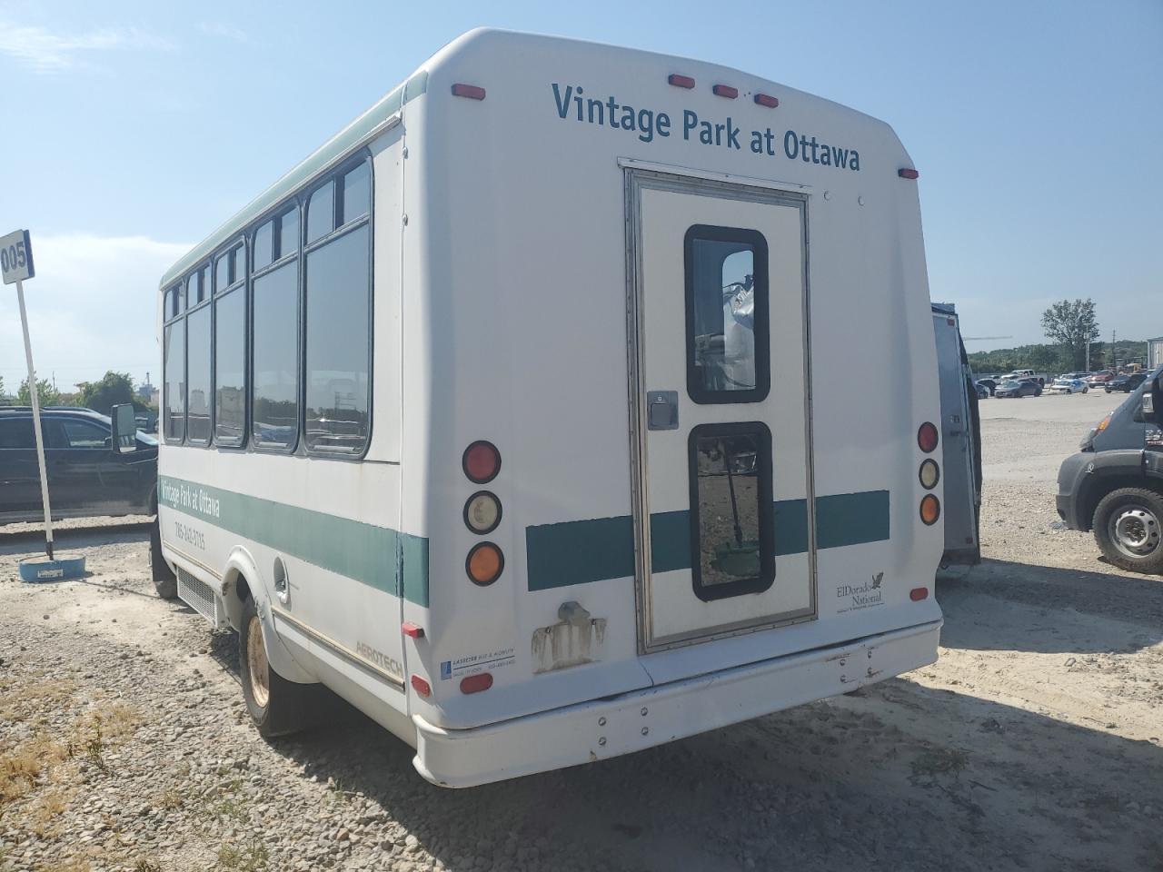 2006 Ford Econoline E350 Super Duty Cutaway Van - Image 3