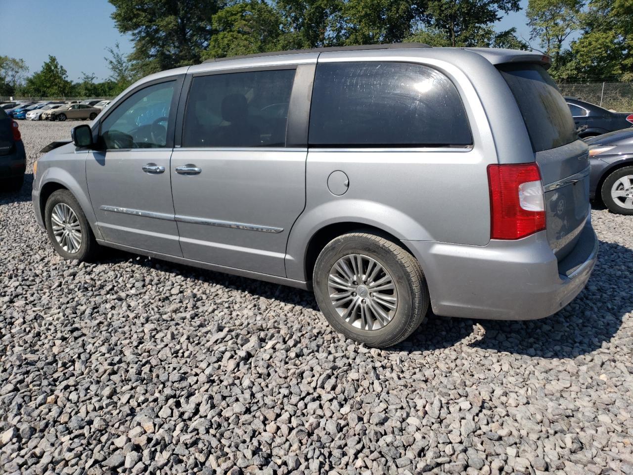2014 Chrysler Town & Country Touring L - Фото 2