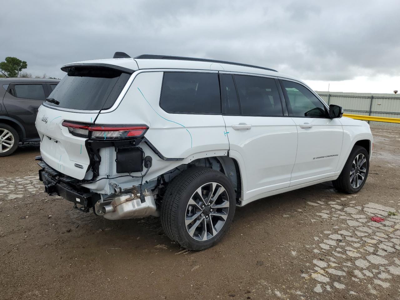 2025 Jeep Grand Cherokee L Overland - Image 3