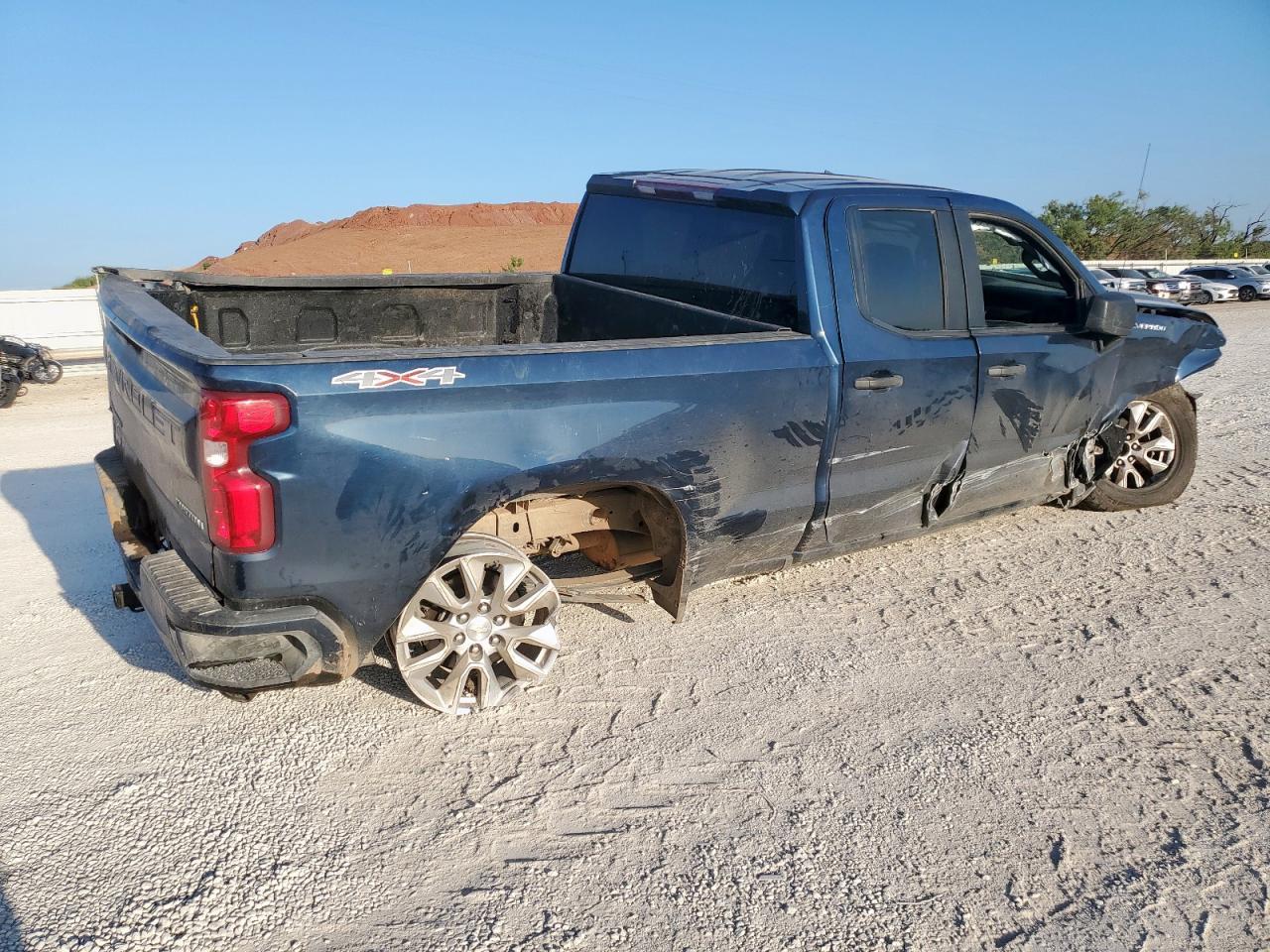 2020 Chevrolet Silverado K1500 Custom - Фото 3