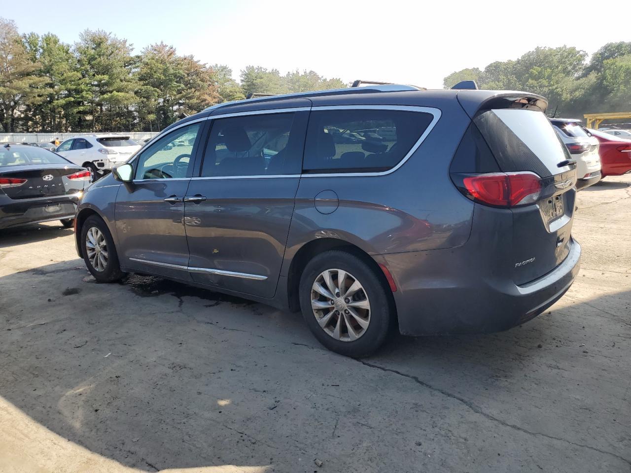2018 Chrysler Pacifica Touring L - Image 2