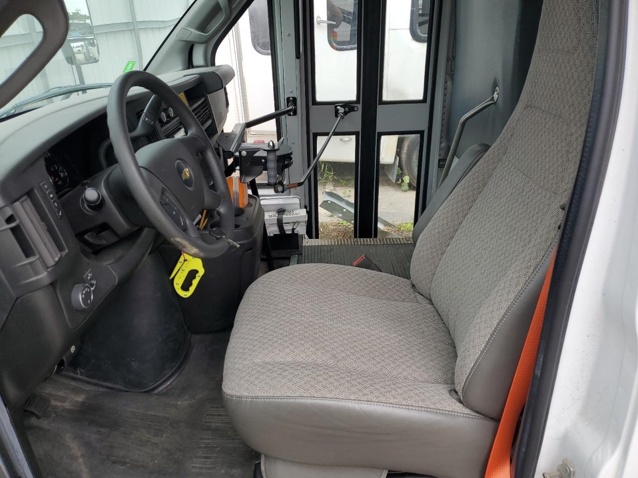 2017 Chevrolet Express G3500 - Фото 5
