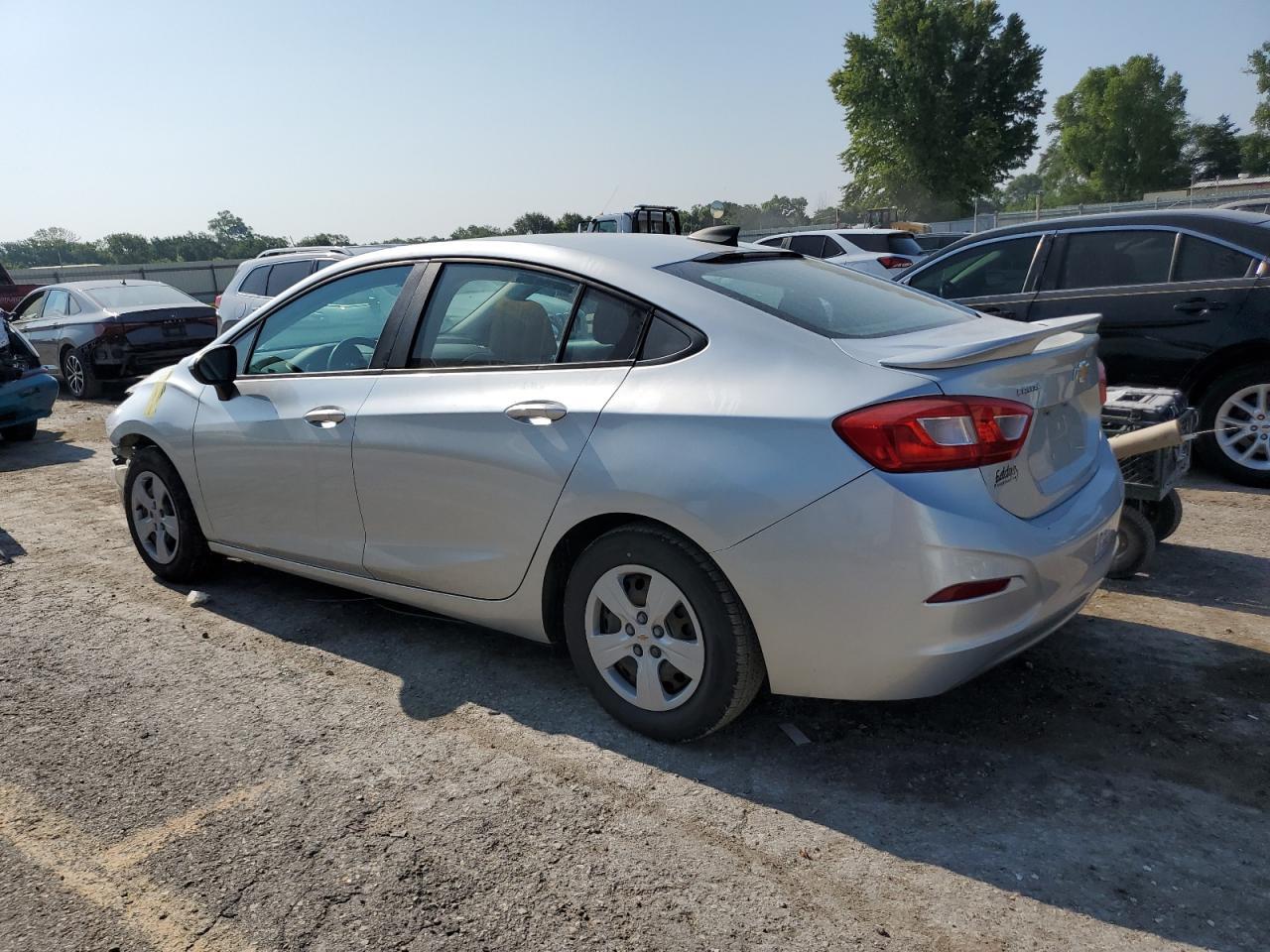 2017 Chevrolet Cruze Ls - Фото 2
