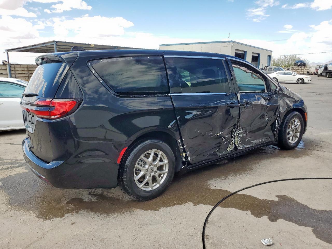 2023 Chrysler Pacifica Touring L - Фото 3