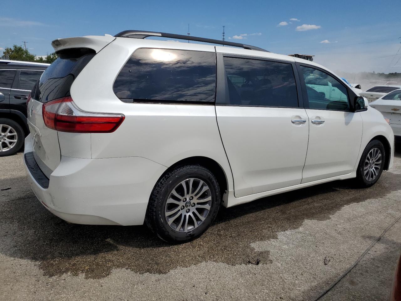 2018 Toyota Sienna Xle 8-Passenger - Фото 3