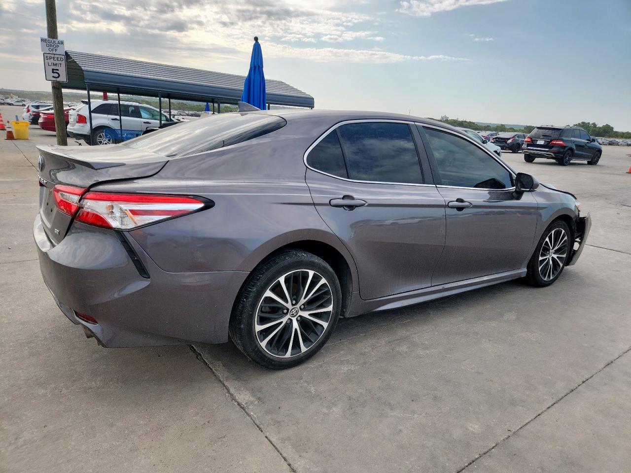 2020 Toyota Camry Se - Фото 3