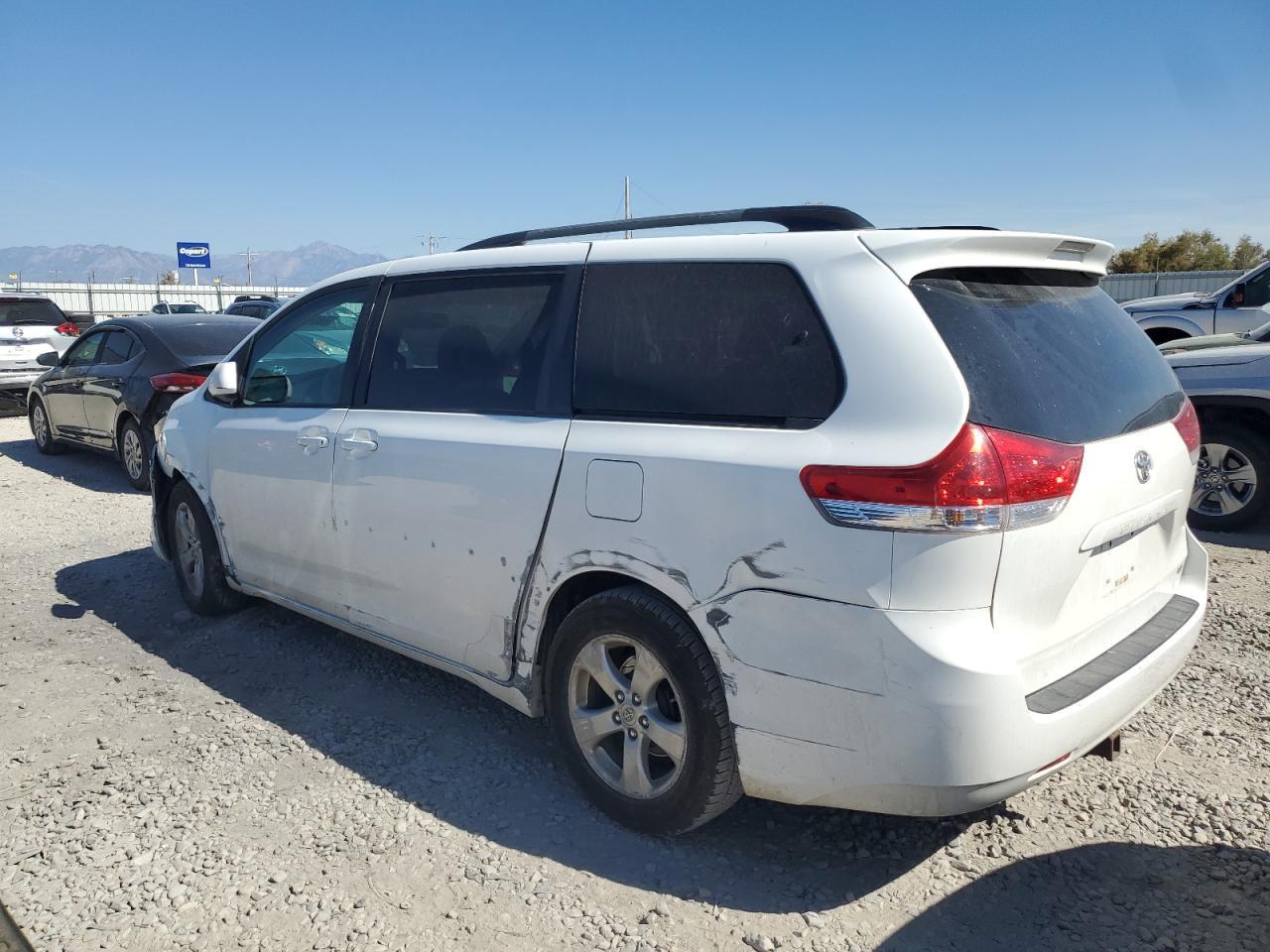 2011 Toyota Sienna Le - Фото 2