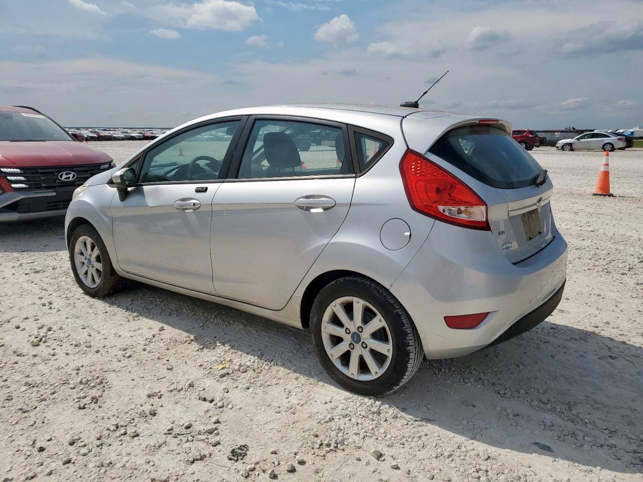 2012 Ford Fiesta Se - Фото 2