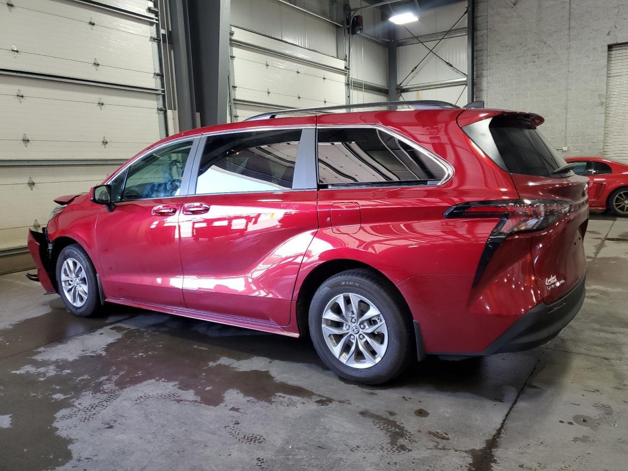 2025 Toyota Sienna Le - Фото 2