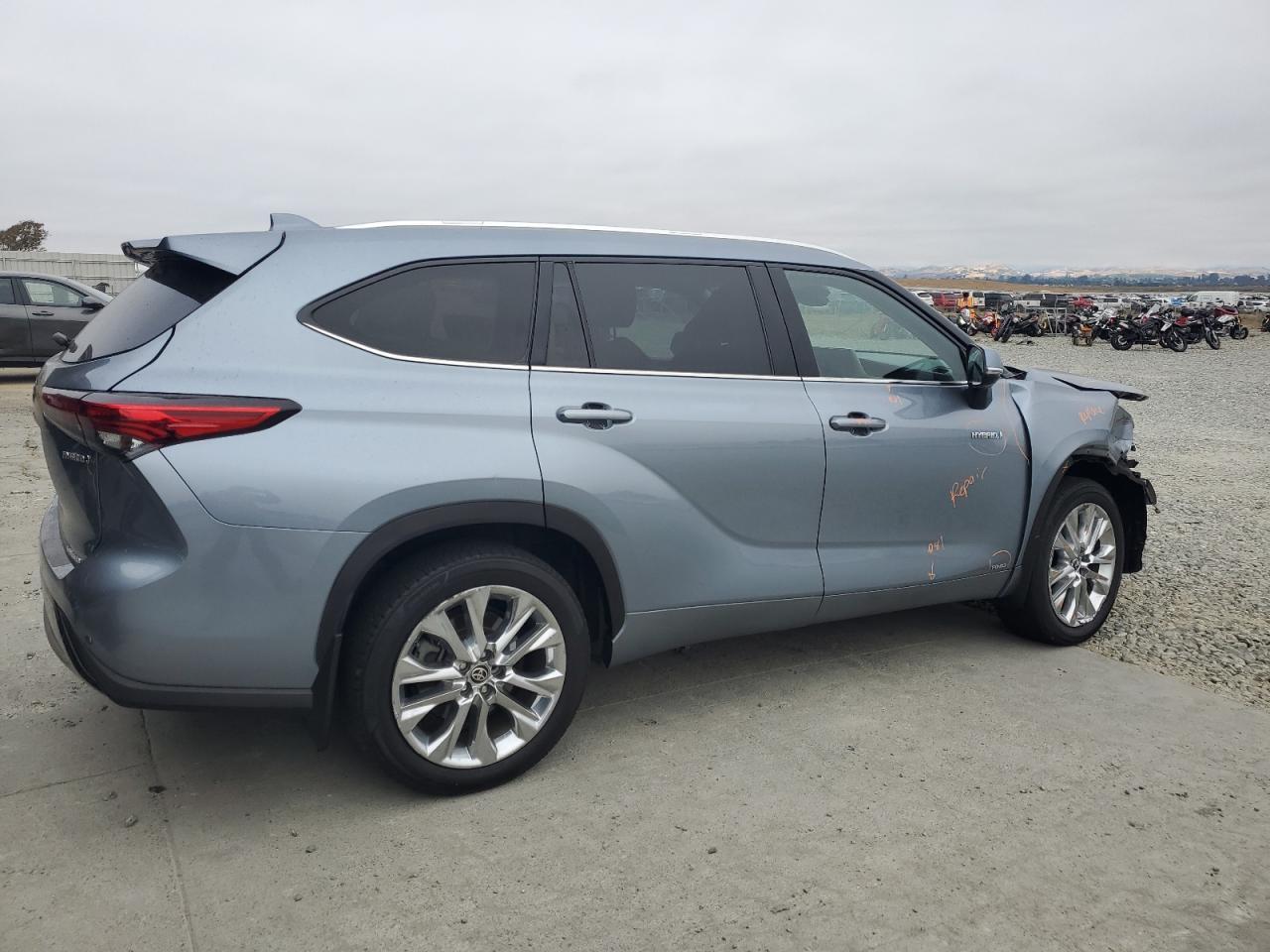 2021 Toyota Highlander Hybrid Limited - Image 3