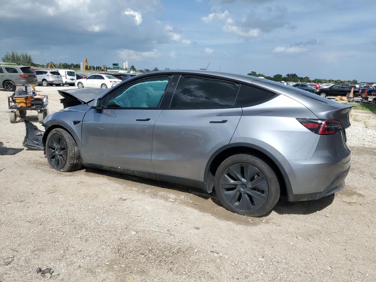 2025 Tesla Model Y - Фото 2