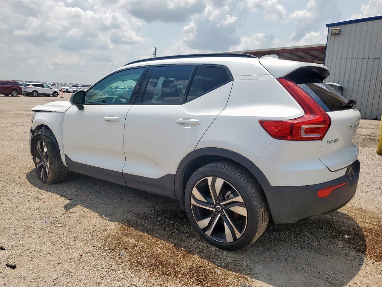 2025 Volvo Xc40 Plus - Фото 2