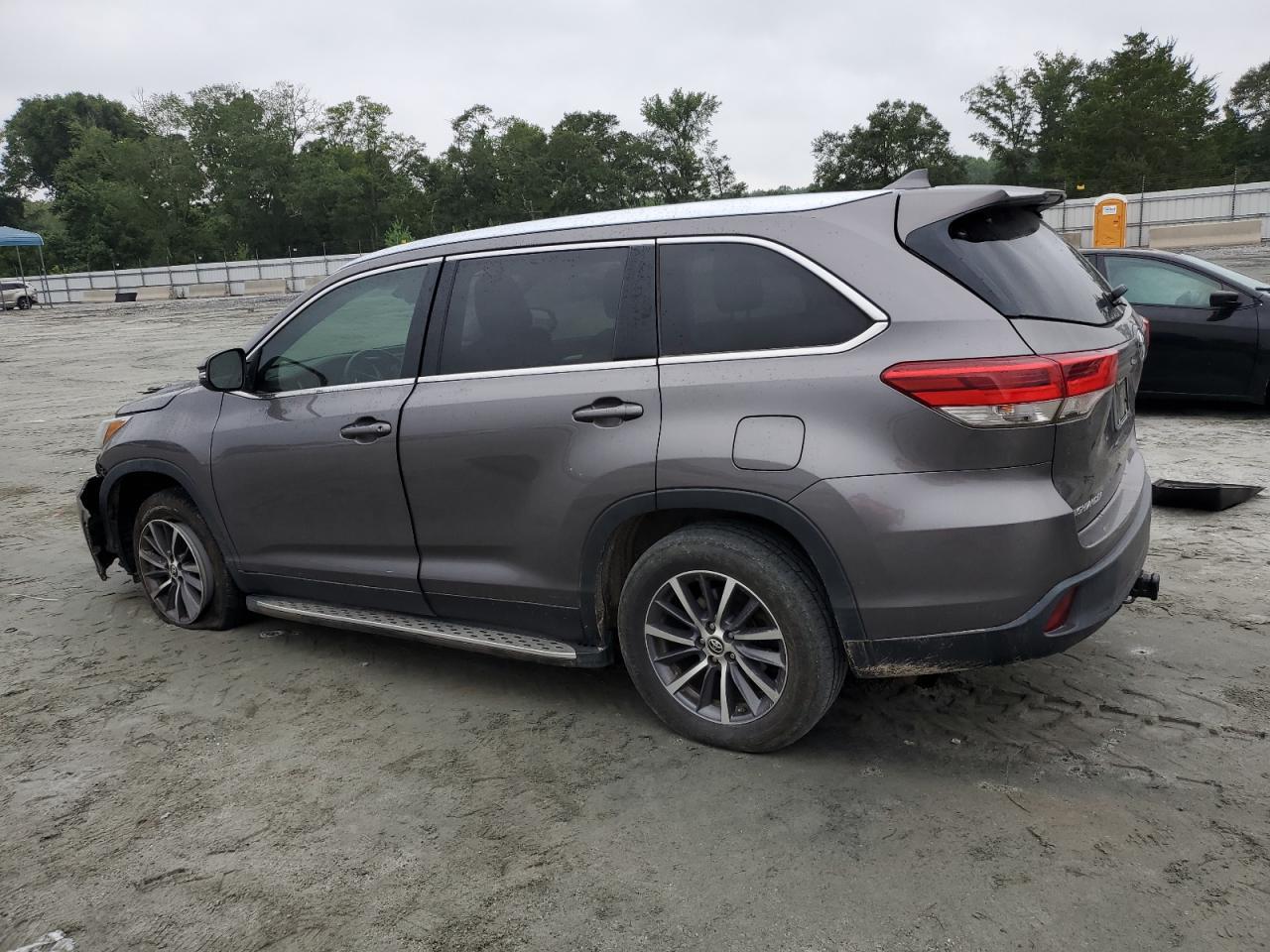 2019 Toyota Highlander Se - Фото 2