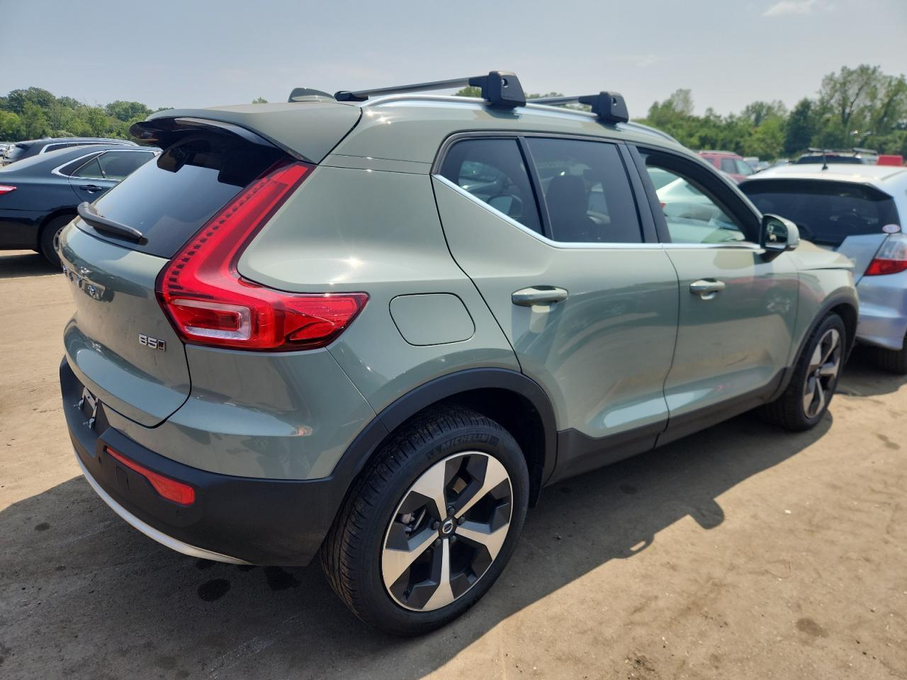 2025 Volvo Xc40 Core - Фото 3
