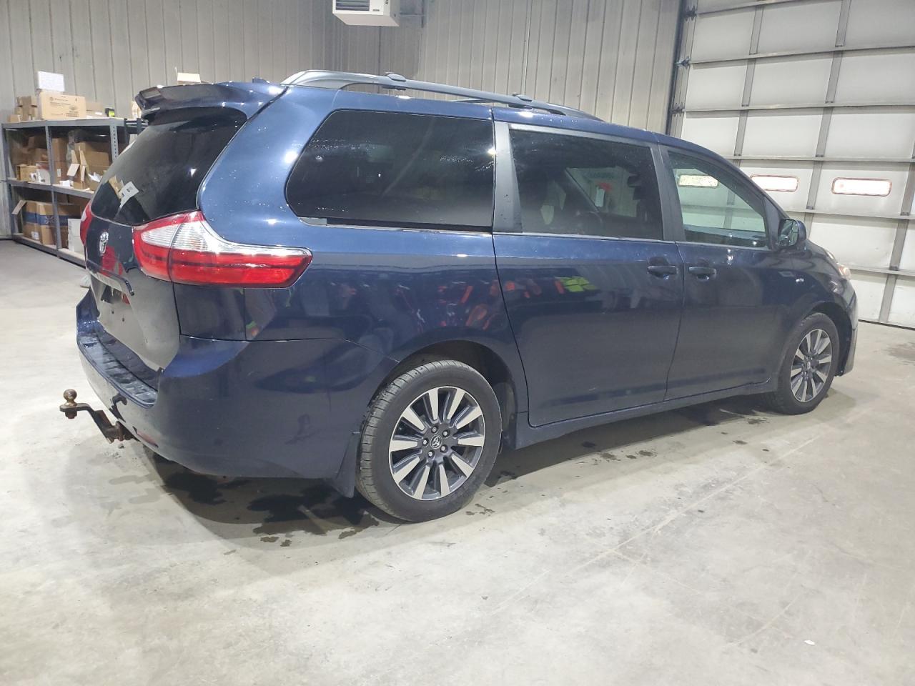 2018 Toyota Sienna Le 7-Passenger - Фото 3