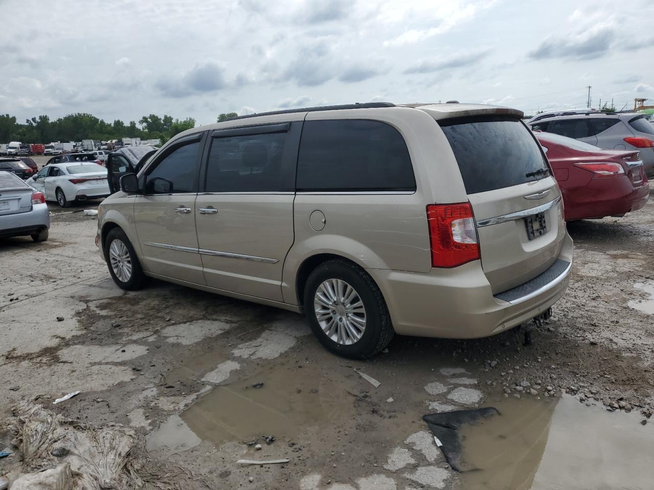 2013 Chrysler Town & Country Touring L - Фото 2