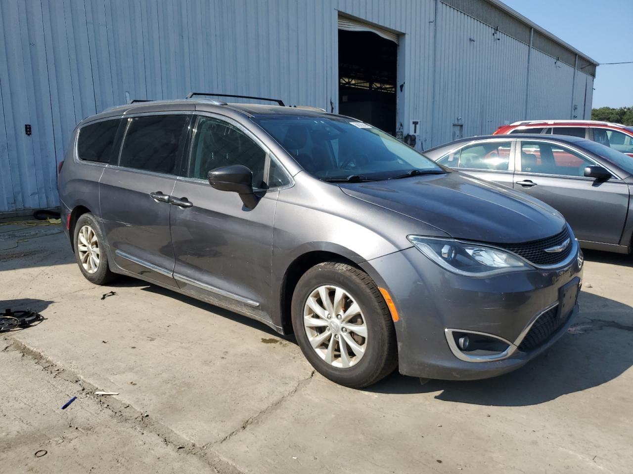 2018 Chrysler Pacifica Touring L - Image 4