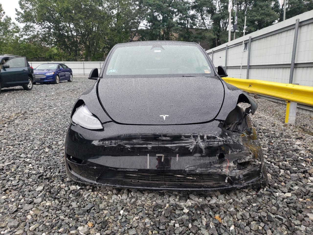 2025 Tesla Model Y - Фото 5