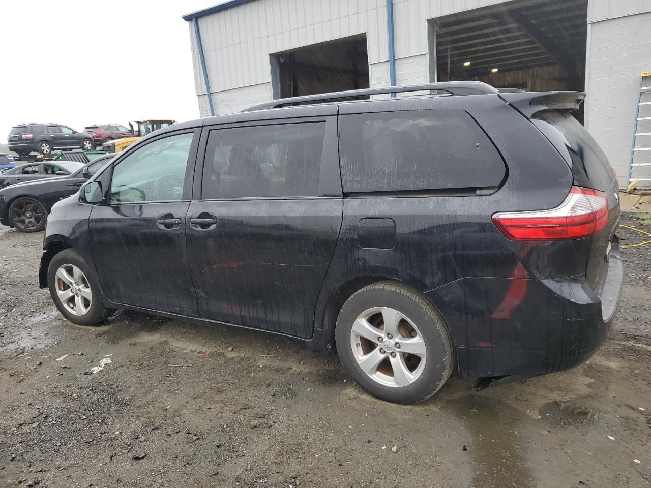 2015 Toyota Sienna Le - Фото 2