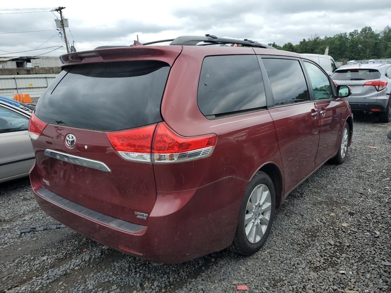 2013 Toyota Sienna Xle - Фото 3