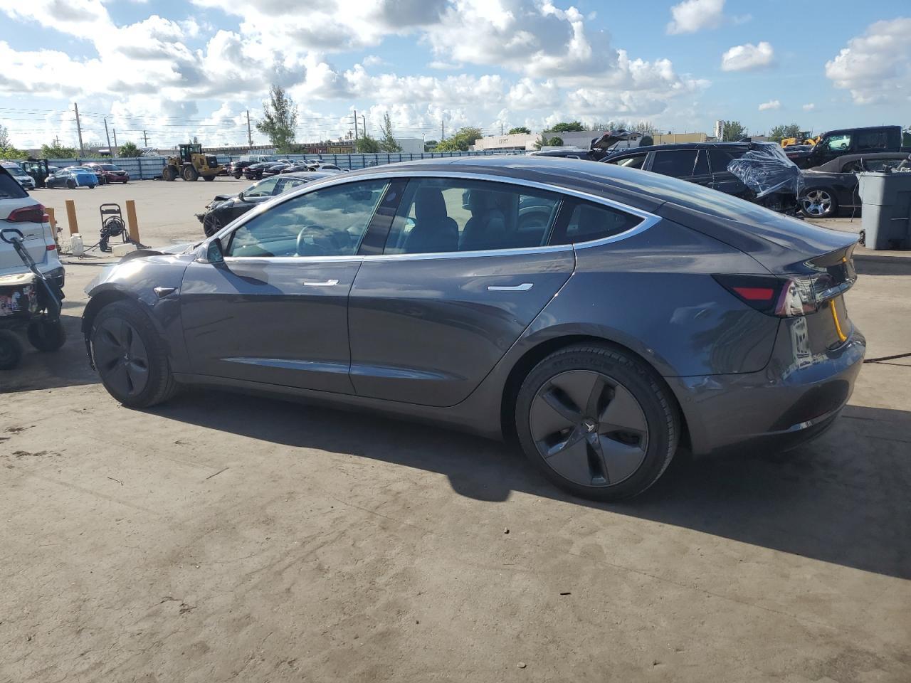 2018 Tesla Model 3 - Фото 2