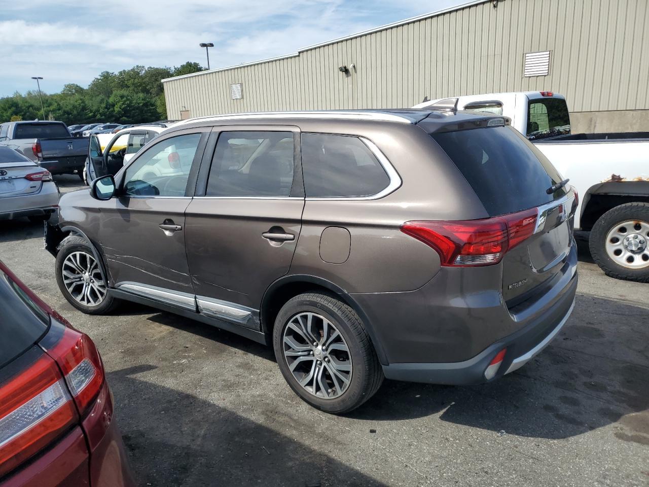 2017 Mitsubishi Outlander Se - Image 2