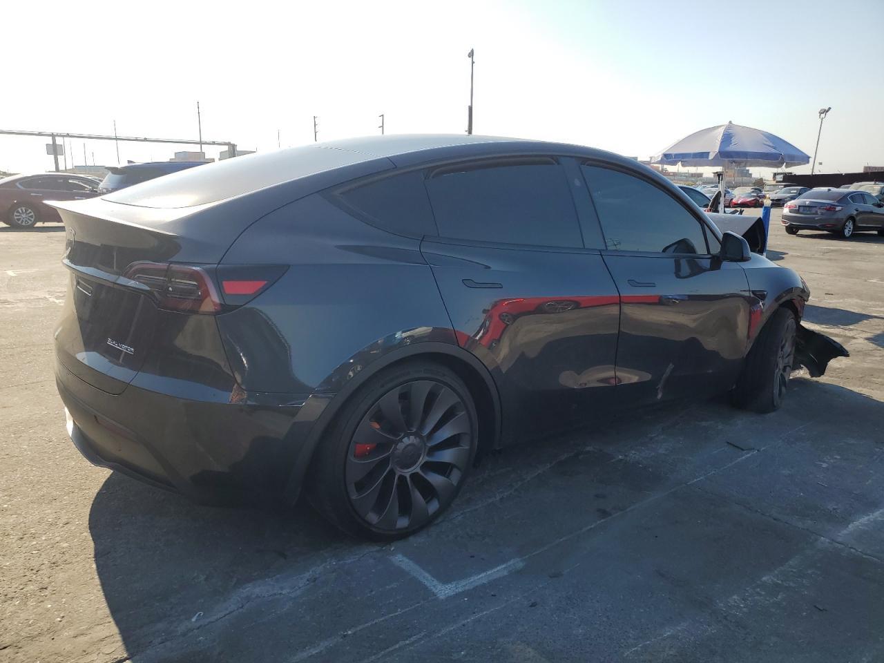2025 Tesla Model Y - Фото 3