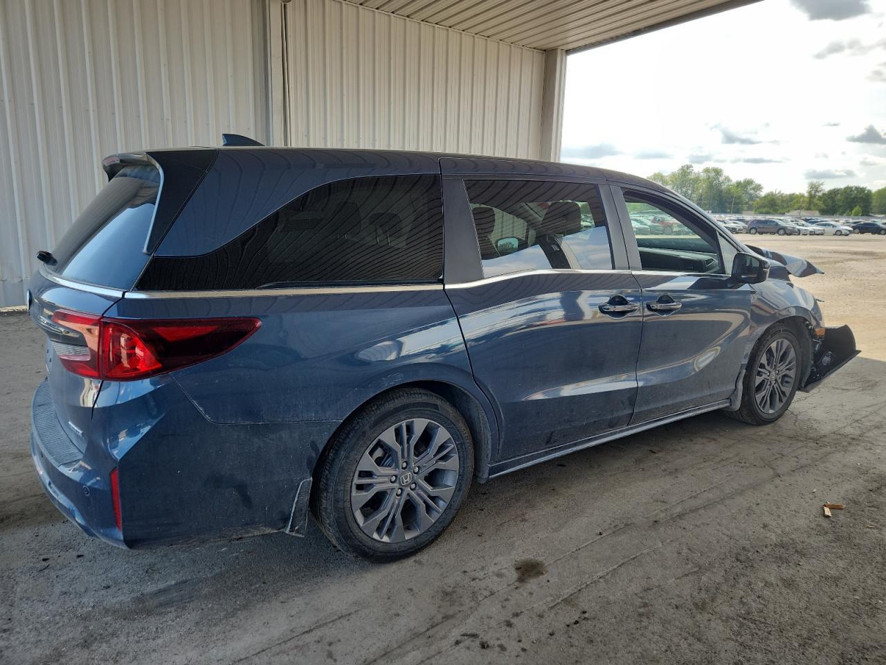 2025 Honda Odyssey Touring - Image 3